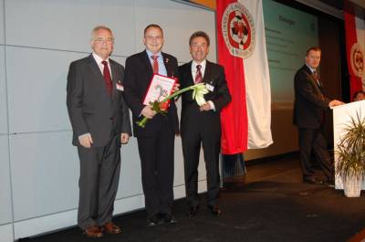 Auszeichnung mit der Verdienstnadel des FLB (links: Horst R. Schmidt - Schatzmeister des DFB; rechts: Siegfried Kirschen - Prsident des FLB)
