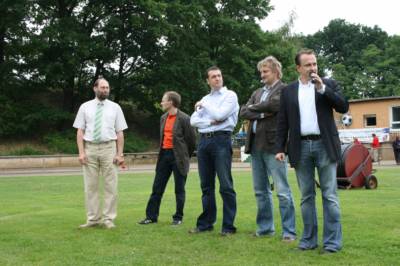 Bei der Er�ffnung mit dem B�rgermeister der Stadt L�bben Lothar Bretterbauer und dem Sportdezernenten des Landkreises Dahme- Spreewald Carsten Sa�.