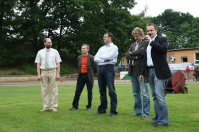 Bei der Er�ffnung mit dem B�rgermeister der Stadt L�bben Lothar Bretterbauer und dem Sportdezernenten des Landkreises Dahme- Spreewald Carsten Sa�.