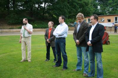 Bei der Er�ffnung mit dem B�rgermeister der Stadt L�bben Lothar Bretterbauer und dem Sportdezernenten des Landkreises Dahme- Spreewald Carsten Sa�.