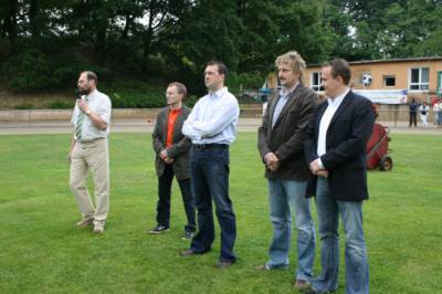 Bei der Er�ffnung mit dem B�rgermeister der Stadt L�bben Lothar Bretterbauer und dem Sportdezernenten des Landkreises Dahme- Spreewald Carsten Sa�.