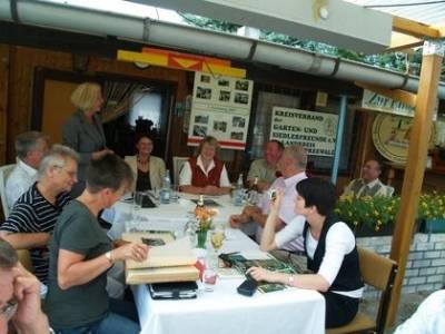 Mit Johanna Wanka (CDU), Sylvia Lehmann (SPD) und Karin Weber (Die Linke, hinten v.l.) haben sich drei Landtagsabgeordnete den Sorgen der Kleingrtner gestellt.